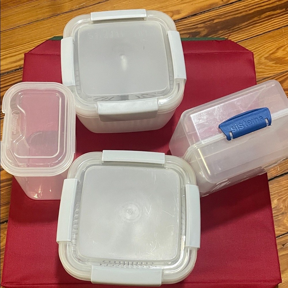 Sistema Clear Plastic Food Storage Set with White Lids and Red Carrying Mat